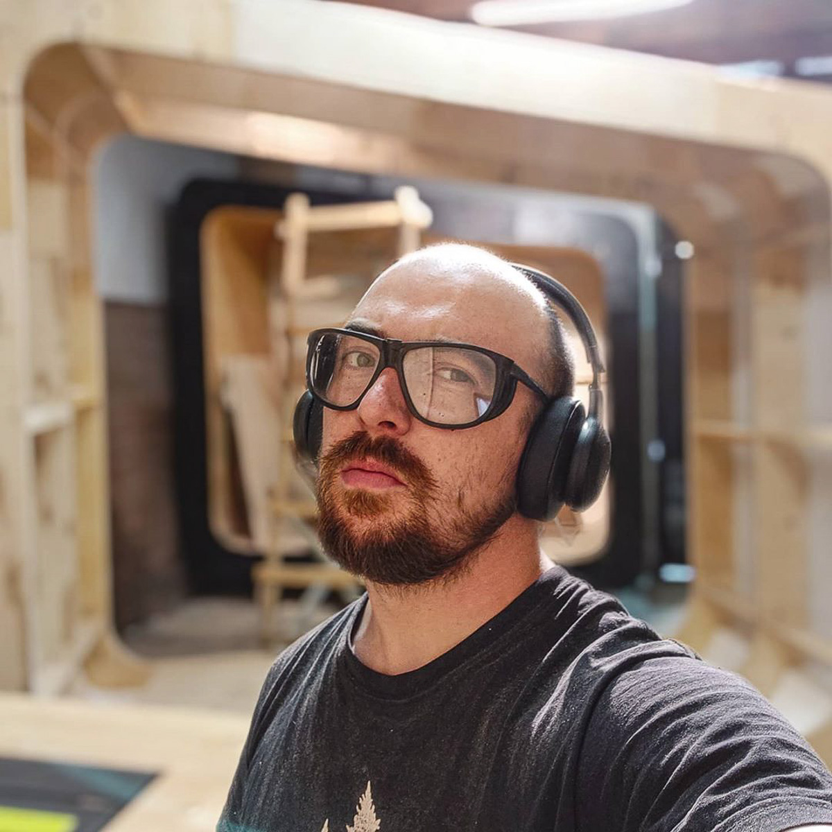 Артем Рубцов проектирует и строит модульные дома — компактные жилища, которые можно перевозить. Началось все три года назад с одного уютного помещения в 6 квадратных метров. Сейчас архитектор реализует крупные проекты по всей России, возводя целые глэмпинги. Один из последних, например, «поселился» на Камчатке. Где еще найти уютные строения мастера из Владимира, рассказываем в нашей статье.