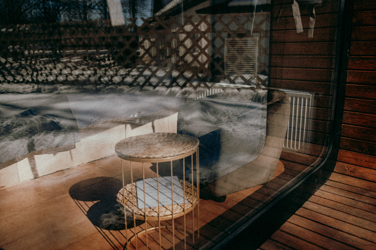 Артем Рубцов проектирует и строит модульные дома — компактные жилища, которые можно перевозить. Началось все три года назад с одного уютного помещения в 6 квадратных метров. Сейчас архитектор реализует крупные проекты по всей России, возводя целые глэмпинги. Один из последних, например, «поселился» на Камчатке. Где еще найти уютные строения мастера из Владимира, рассказываем в нашей статье.