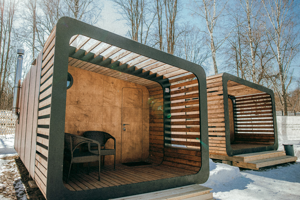 Артем Рубцов проектирует и строит модульные дома — компактные жилища, которые можно перевозить. Началось все три года назад с одного уютного помещения в 6 квадратных метров. Сейчас архитектор реализует крупные проекты по всей России, возводя целые глэмпинги. Один из последних, например, «поселился» на Камчатке. Где еще найти уютные строения мастера из Владимира, рассказываем в нашей статье.