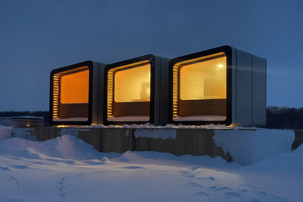 Артем Рубцов проектирует и строит модульные дома — компактные жилища, которые можно перевозить. Началось все три года назад с одного уютного помещения в 6 квадратных метров. Сейчас архитектор реализует крупные проекты по всей России, возводя целые глэмпинги. Один из последних, например, «поселился» на Камчатке. Где еще найти уютные строения мастера из Владимира, рассказываем в нашей статье.