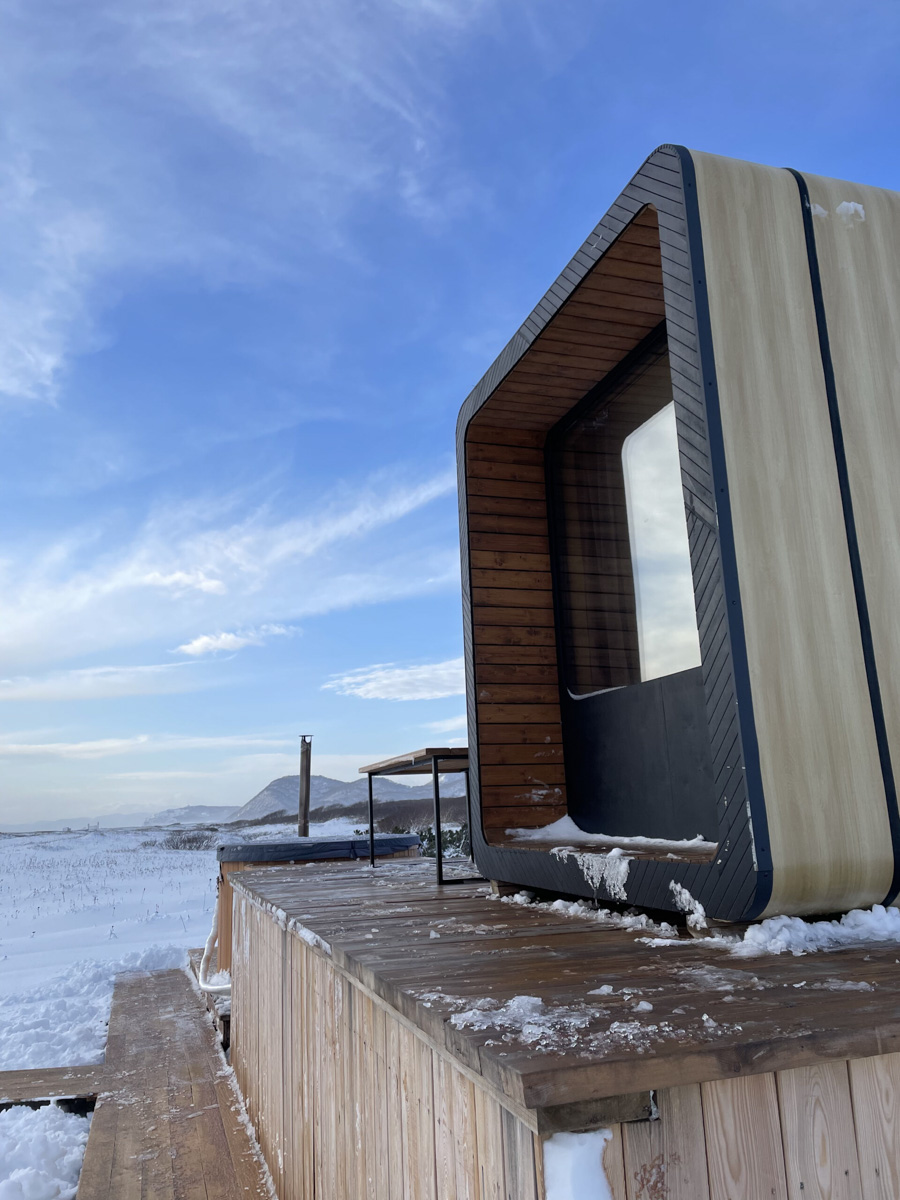 Артем Рубцов проектирует и строит модульные дома — компактные жилища, которые можно перевозить. Началось все три года назад с одного уютного помещения в 6 квадратных метров. Сейчас архитектор реализует крупные проекты по всей России, возводя целые глэмпинги. Один из последних, например, «поселился» на Камчатке. Где еще найти уютные строения мастера из Владимира, рассказываем в нашей статье.