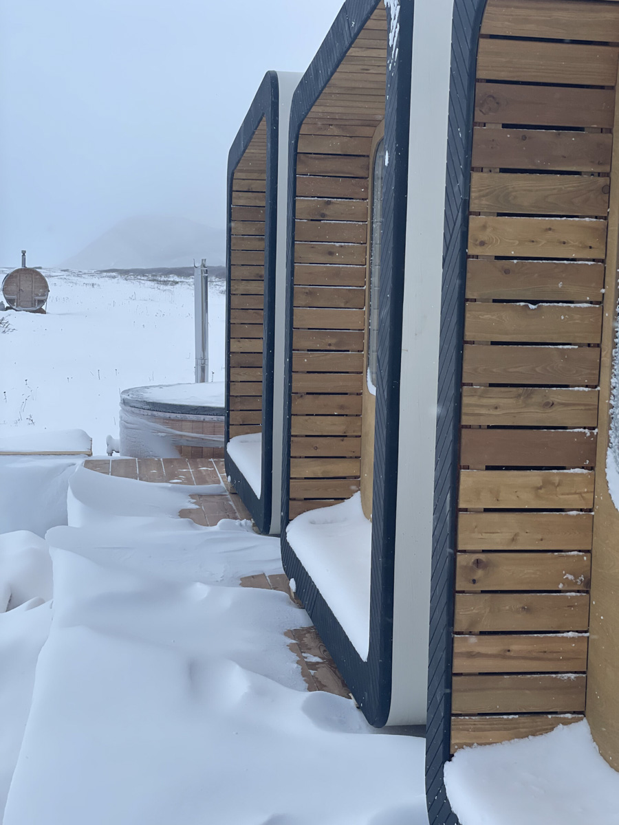 Артем Рубцов проектирует и строит модульные дома — компактные жилища, которые можно перевозить. Началось все три года назад с одного уютного помещения в 6 квадратных метров. Сейчас архитектор реализует крупные проекты по всей России, возводя целые глэмпинги. Один из последних, например, «поселился» на Камчатке. Где еще найти уютные строения мастера из Владимира, рассказываем в нашей статье.