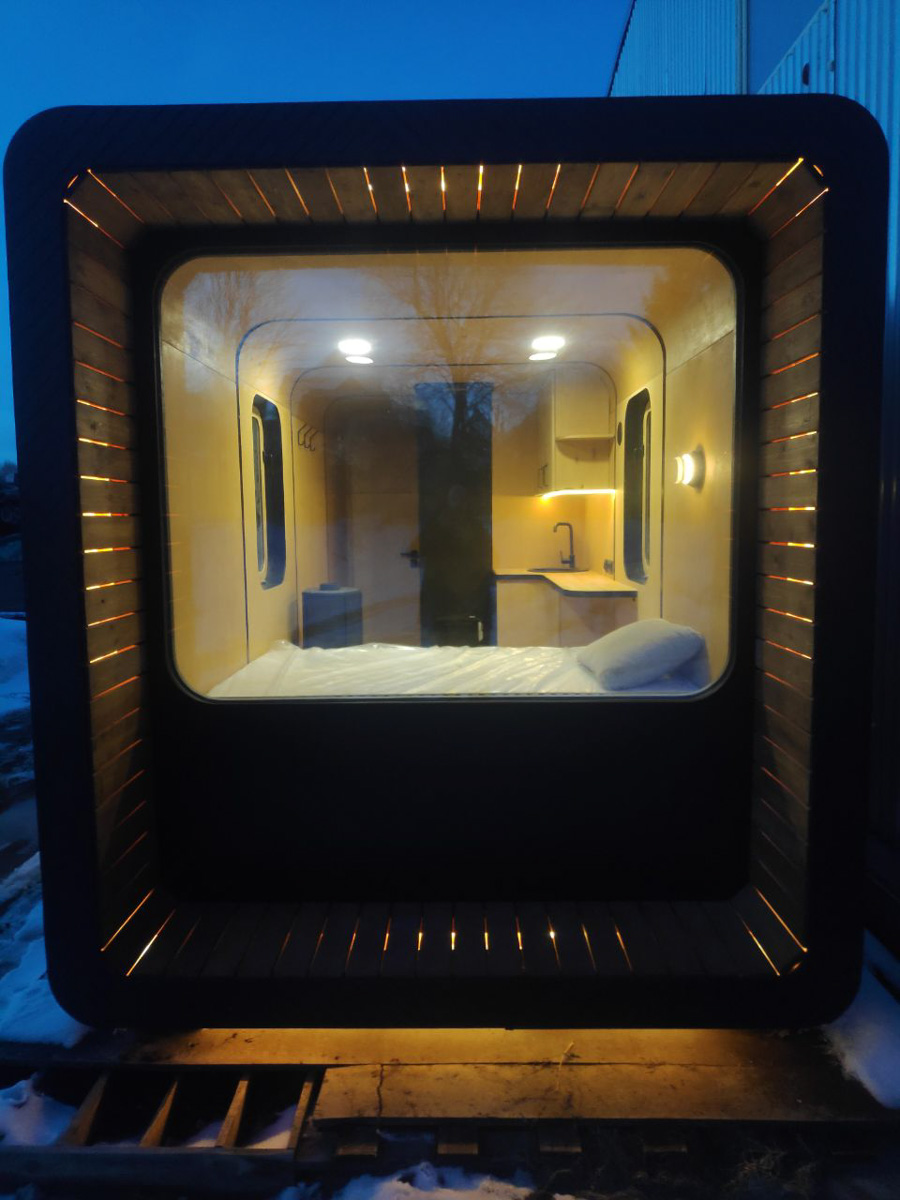 Артем Рубцов проектирует и строит модульные дома — компактные жилища, которые можно перевозить. Началось все три года назад с одного уютного помещения в 6 квадратных метров. Сейчас архитектор реализует крупные проекты по всей России, возводя целые глэмпинги. Один из последних, например, «поселился» на Камчатке. Где еще найти уютные строения мастера из Владимира, рассказываем в нашей статье.