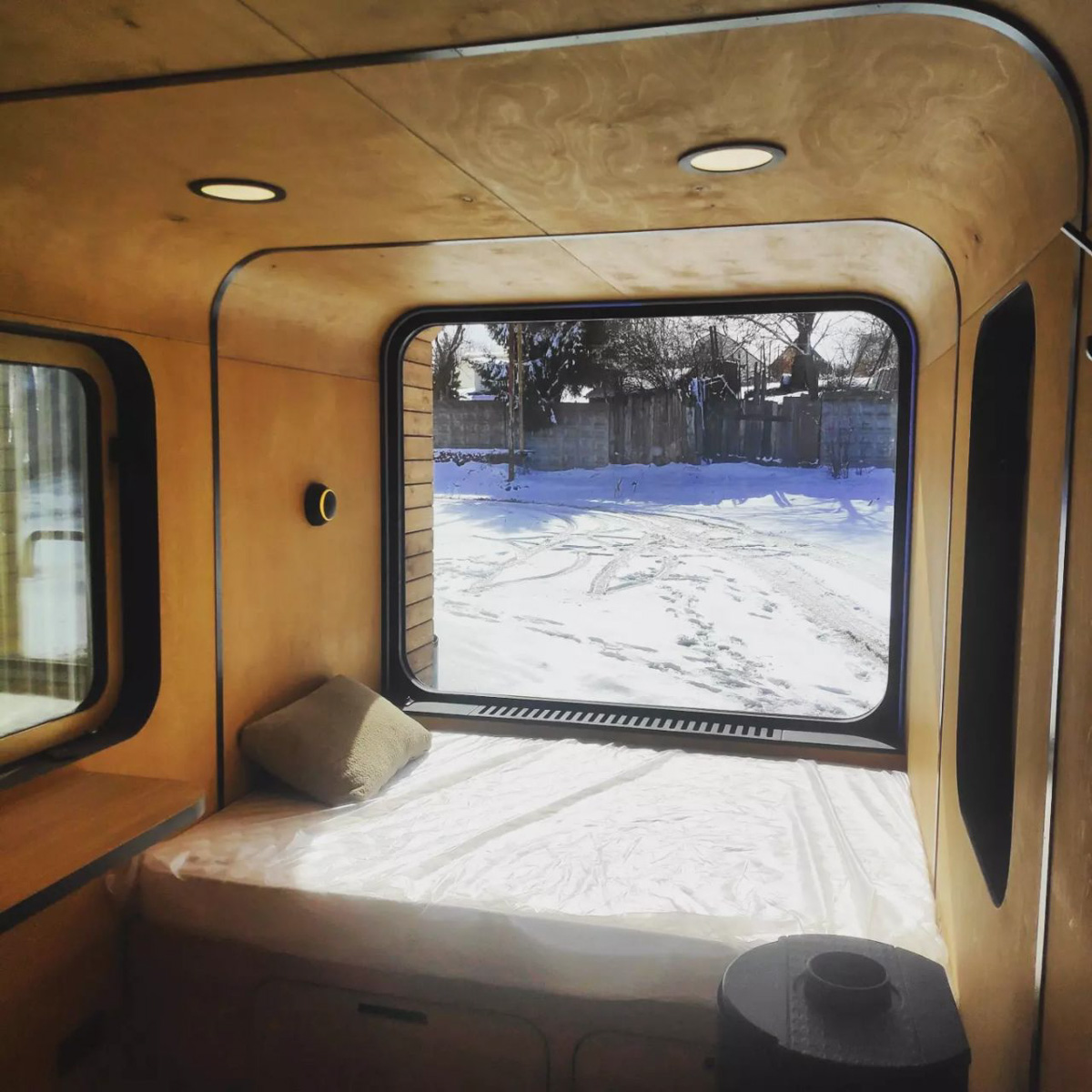 Артем Рубцов проектирует и строит модульные дома — компактные жилища, которые можно перевозить. Началось все три года назад с одного уютного помещения в 6 квадратных метров. Сейчас архитектор реализует крупные проекты по всей России, возводя целые глэмпинги. Один из последних, например, «поселился» на Камчатке. Где еще найти уютные строения мастера из Владимира, рассказываем в нашей статье.