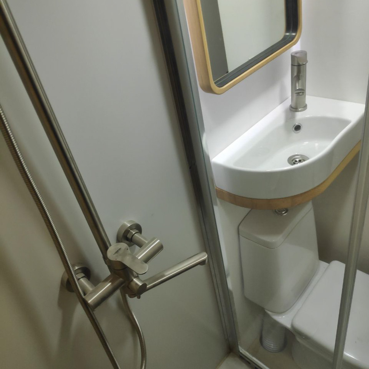 Артем Рубцов проектирует и строит модульные дома — компактные жилища, которые можно перевозить. Началось все три года назад с одного уютного помещения в 6 квадратных метров. Сейчас архитектор реализует крупные проекты по всей России, возводя целые глэмпинги. Один из последних, например, «поселился» на Камчатке. Где еще найти уютные строения мастера из Владимира, рассказываем в нашей статье.