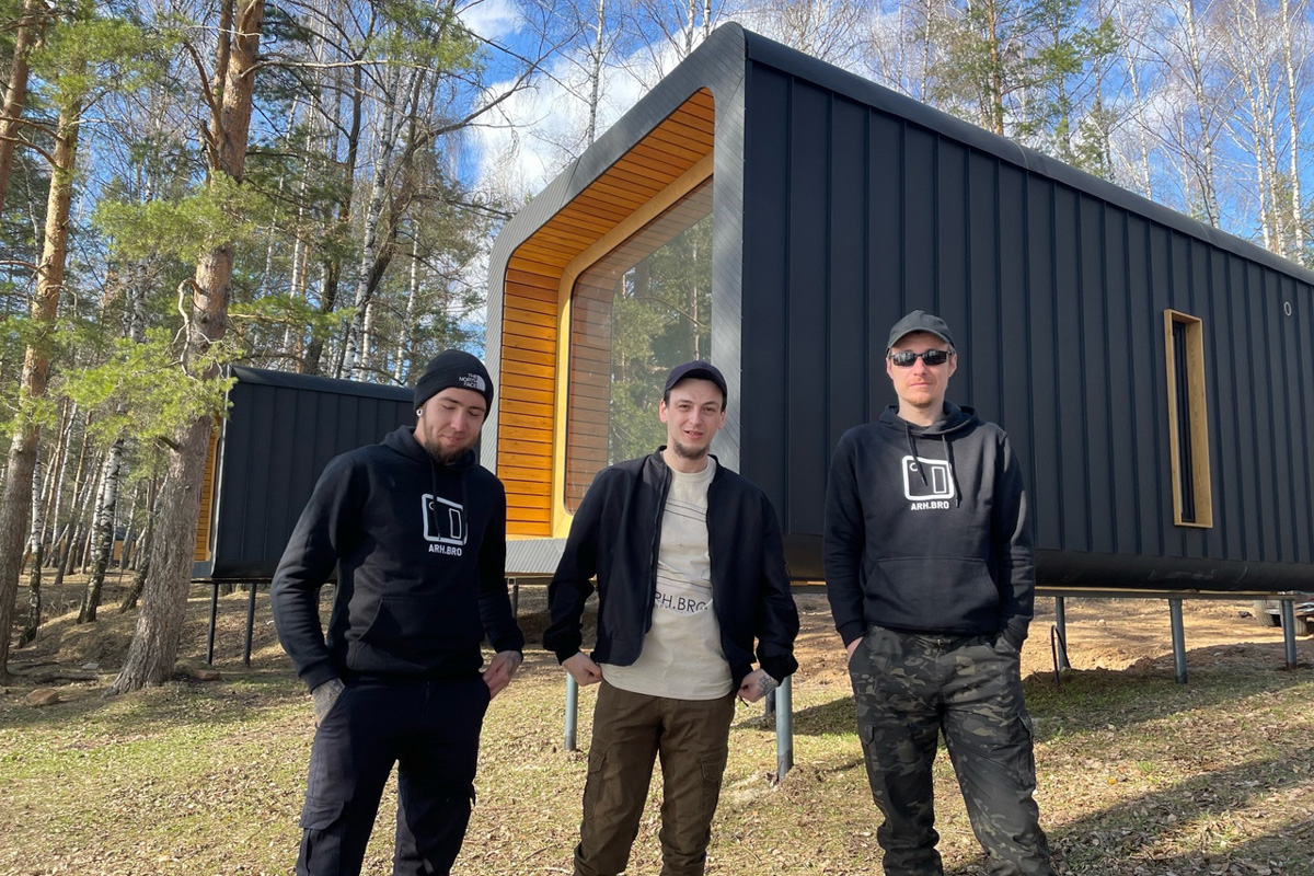 Артем Рубцов проектирует и строит модульные дома — компактные жилища, которые можно перевозить. Началось все три года назад с одного уютного помещения в 6 квадратных метров. Сейчас архитектор реализует крупные проекты по всей России, возводя целые глэмпинги. Один из последних, например, «поселился» на Камчатке. Где еще найти уютные строения мастера из Владимира, рассказываем в нашей статье.