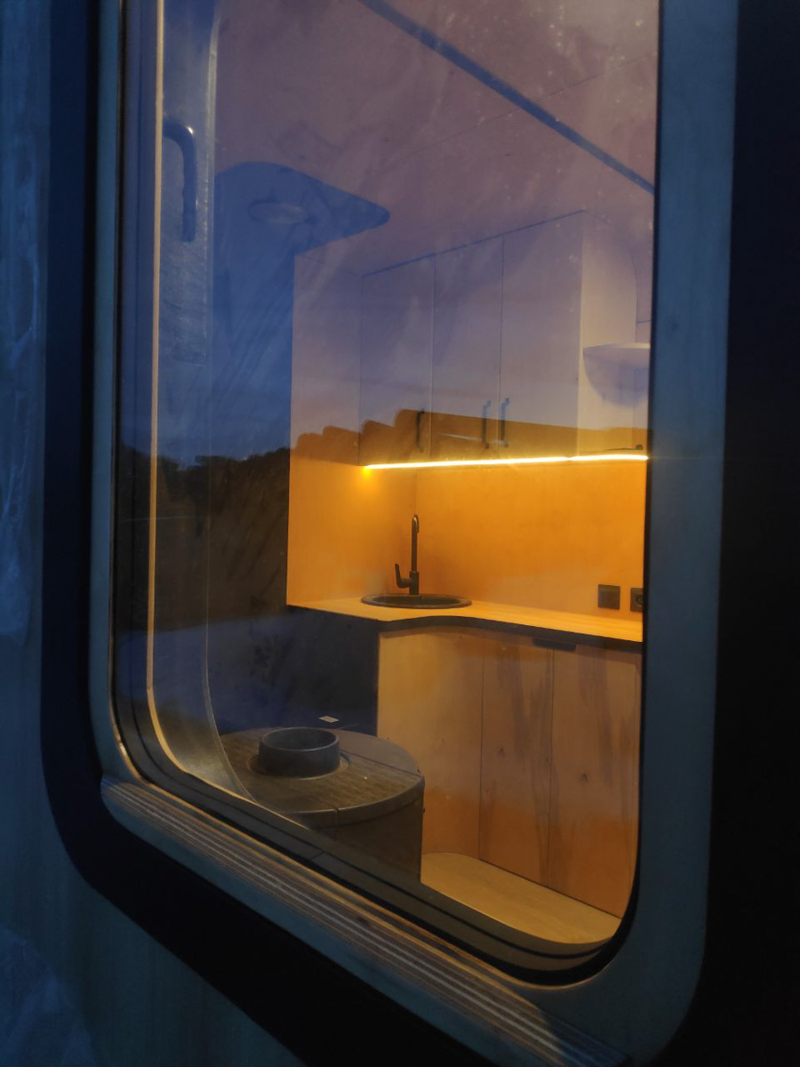 Артем Рубцов проектирует и строит модульные дома — компактные жилища, которые можно перевозить. Началось все три года назад с одного уютного помещения в 6 квадратных метров. Сейчас архитектор реализует крупные проекты по всей России, возводя целые глэмпинги. Один из последних, например, «поселился» на Камчатке. Где еще найти уютные строения мастера из Владимира, рассказываем в нашей статье.