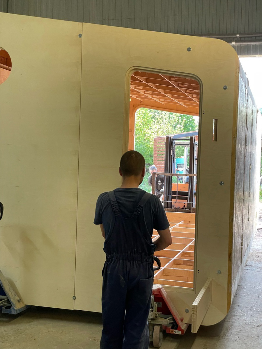 Артем Рубцов проектирует и строит модульные дома — компактные жилища, которые можно перевозить. Началось все три года назад с одного уютного помещения в 6 квадратных метров. Сейчас архитектор реализует крупные проекты по всей России, возводя целые глэмпинги. Один из последних, например, «поселился» на Камчатке. Где еще найти уютные строения мастера из Владимира, рассказываем в нашей статье.