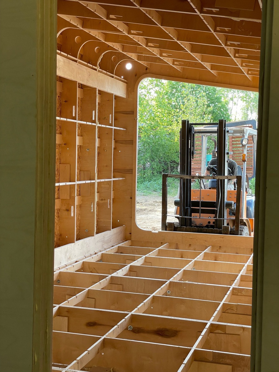 Артем Рубцов проектирует и строит модульные дома — компактные жилища, которые можно перевозить. Началось все три года назад с одного уютного помещения в 6 квадратных метров. Сейчас архитектор реализует крупные проекты по всей России, возводя целые глэмпинги. Один из последних, например, «поселился» на Камчатке. Где еще найти уютные строения мастера из Владимира, рассказываем в нашей статье.