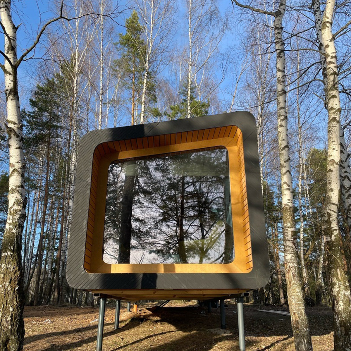 Артем Рубцов проектирует и строит модульные дома — компактные жилища, которые можно перевозить. Началось все три года назад с одного уютного помещения в 6 квадратных метров. Сейчас архитектор реализует крупные проекты по всей России, возводя целые глэмпинги. Один из последних, например, «поселился» на Камчатке. Где еще найти уютные строения мастера из Владимира, рассказываем в нашей статье.