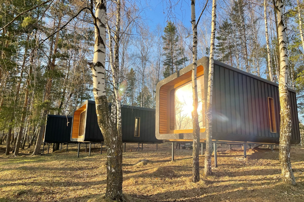 Артем Рубцов проектирует и строит модульные дома — компактные жилища, которые можно перевозить. Началось все три года назад с одного уютного помещения в 6 квадратных метров. Сейчас архитектор реализует крупные проекты по всей России, возводя целые глэмпинги. Один из последних, например, «поселился» на Камчатке. Где еще найти уютные строения мастера из Владимира, рассказываем в нашей статье.