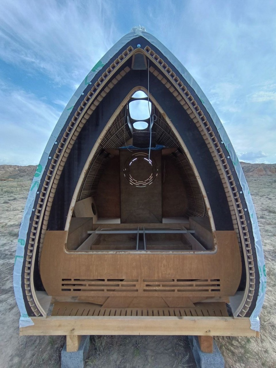 Артем Рубцов проектирует и строит модульные дома — компактные жилища, которые можно перевозить. Началось все три года назад с одного уютного помещения в 6 квадратных метров. Сейчас архитектор реализует крупные проекты по всей России, возводя целые глэмпинги. Один из последних, например, «поселился» на Камчатке. Где еще найти уютные строения мастера из Владимира, рассказываем в нашей статье.