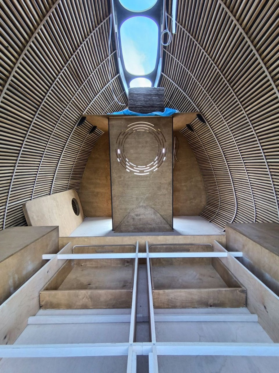 Артем Рубцов проектирует и строит модульные дома — компактные жилища, которые можно перевозить. Началось все три года назад с одного уютного помещения в 6 квадратных метров. Сейчас архитектор реализует крупные проекты по всей России, возводя целые глэмпинги. Один из последних, например, «поселился» на Камчатке. Где еще найти уютные строения мастера из Владимира, рассказываем в нашей статье.