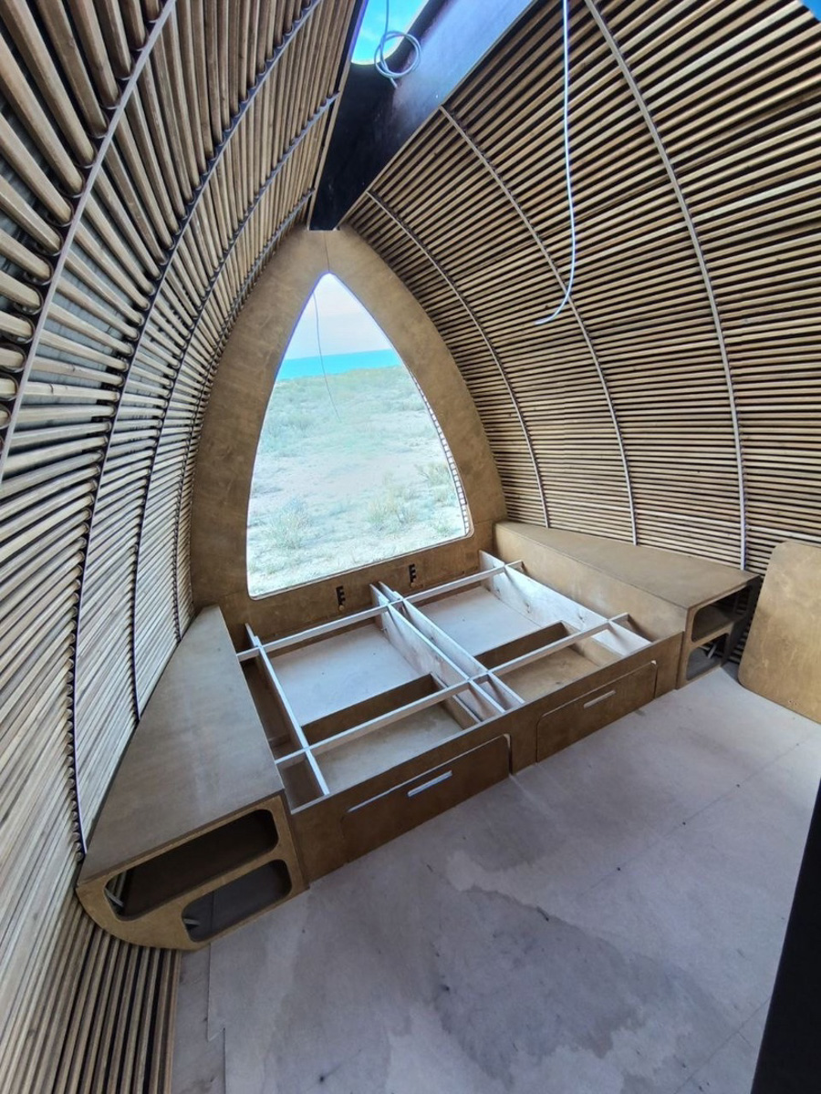 Артем Рубцов проектирует и строит модульные дома — компактные жилища, которые можно перевозить. Началось все три года назад с одного уютного помещения в 6 квадратных метров. Сейчас архитектор реализует крупные проекты по всей России, возводя целые глэмпинги. Один из последних, например, «поселился» на Камчатке. Где еще найти уютные строения мастера из Владимира, рассказываем в нашей статье.