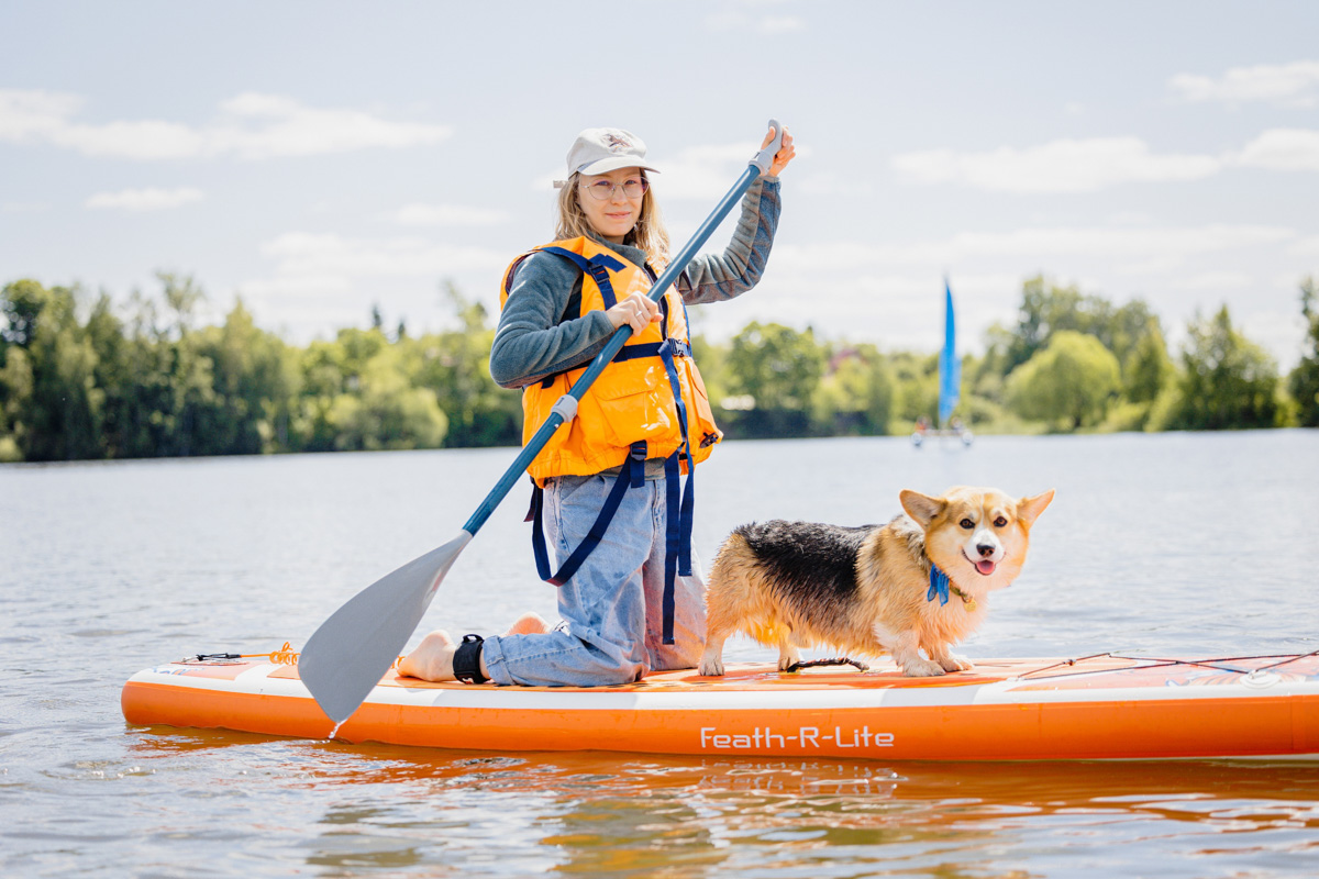 Маленькие владимирские пушистики породы корги и их хозяева продолжают собираться вместе, чтобы весело проводить время. Позади корги-маскарад, красная ковровая дорожка, дог своп-пати. Пришло время встать на доски, чтобы устроить летний массовый заплыв с четвероногими питомцами на sup-бордах!