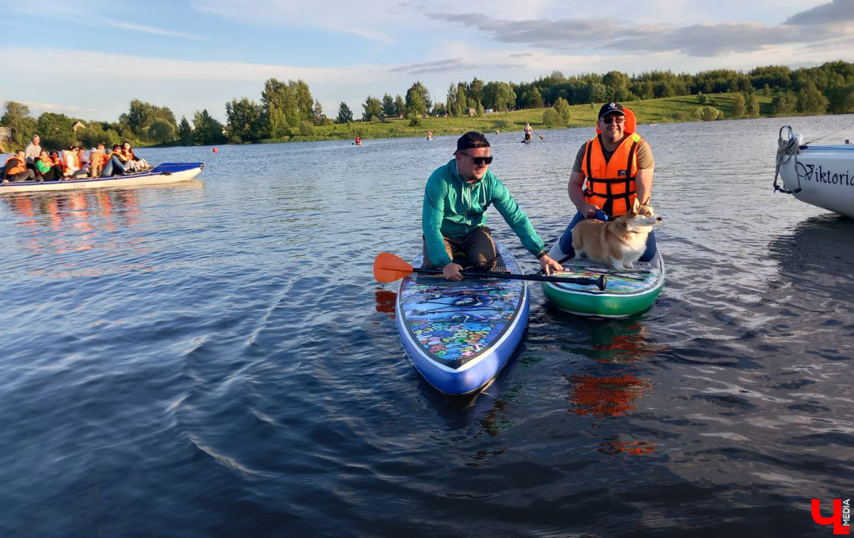 Маленькие владимирские пушистики породы корги и их хозяева продолжают собираться вместе, чтобы весело проводить время. Позади корги-маскарад, красная ковровая дорожка, дог своп-пати. Пришло время встать на доски, чтобы устроить летний массовый заплыв с четвероногими питомцами на sup-бордах!