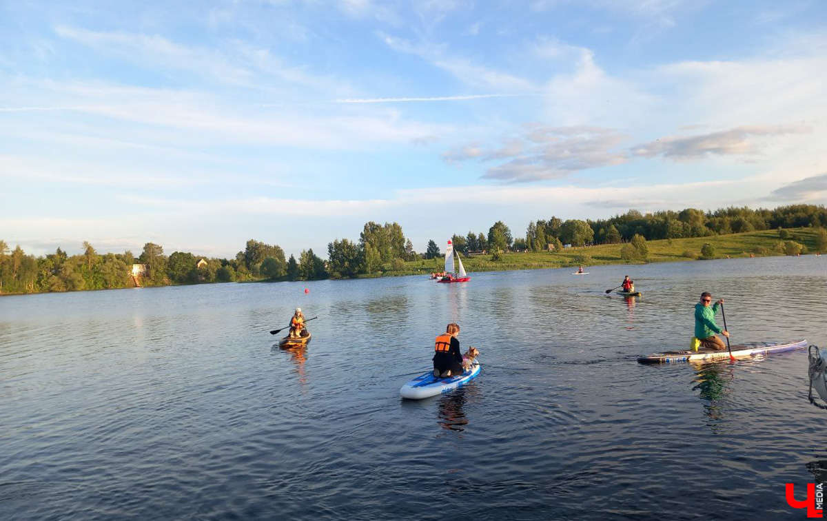 Маленькие владимирские пушистики породы корги и их хозяева продолжают собираться вместе, чтобы весело проводить время. Позади корги-маскарад, красная ковровая дорожка, дог своп-пати. Пришло время встать на доски, чтобы устроить летний массовый заплыв с четвероногими питомцами на sup-бордах!