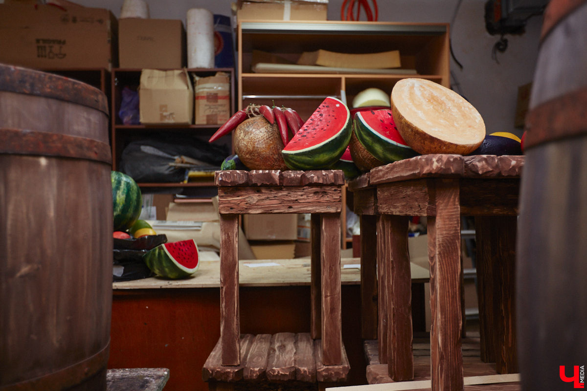 Театр — это обман, великая иллюзия. За то, чтобы заставить зрителя поверить в несуществующее, отвечают бутафоры-декораторы, мастера пошивочного цеха, работники столярной и слесарной мастерских. Они, к слову, продолжают работать в здании, в котором все еще идет масштабный ремонт. Заглянем в гости к создателям мистификаций?