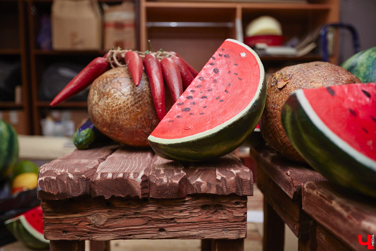 Театр — это обман, великая иллюзия. За то, чтобы заставить зрителя поверить в несуществующее, отвечают бутафоры-декораторы, мастера пошивочного цеха, работники столярной и слесарной мастерских. Они, к слову, продолжают работать в здании, в котором все еще идет масштабный ремонт. Заглянем в гости к создателям мистификаций?