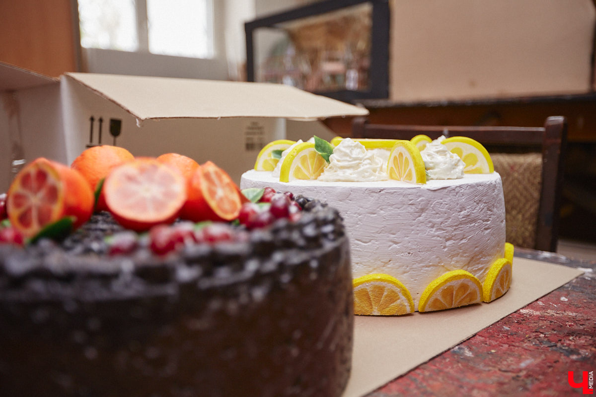 Театр — это обман, великая иллюзия. За то, чтобы заставить зрителя поверить в несуществующее, отвечают бутафоры-декораторы, мастера пошивочного цеха, работники столярной и слесарной мастерских. Они, к слову, продолжают работать в здании, в котором все еще идет масштабный ремонт. Заглянем в гости к создателям мистификаций?