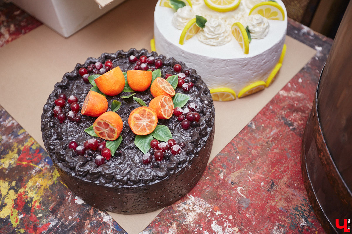 Театр — это обман, великая иллюзия. За то, чтобы заставить зрителя поверить в несуществующее, отвечают бутафоры-декораторы, мастера пошивочного цеха, работники столярной и слесарной мастерских. Они, к слову, продолжают работать в здании, в котором все еще идет масштабный ремонт. Заглянем в гости к создателям мистификаций?