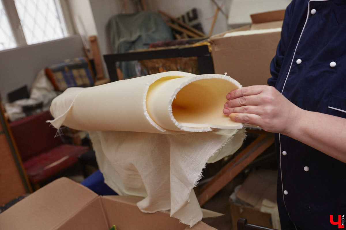 Театр — это обман, великая иллюзия. За то, чтобы заставить зрителя поверить в несуществующее, отвечают бутафоры-декораторы, мастера пошивочного цеха, работники столярной и слесарной мастерских. Они, к слову, продолжают работать в здании, в котором все еще идет масштабный ремонт. Заглянем в гости к создателям мистификаций?