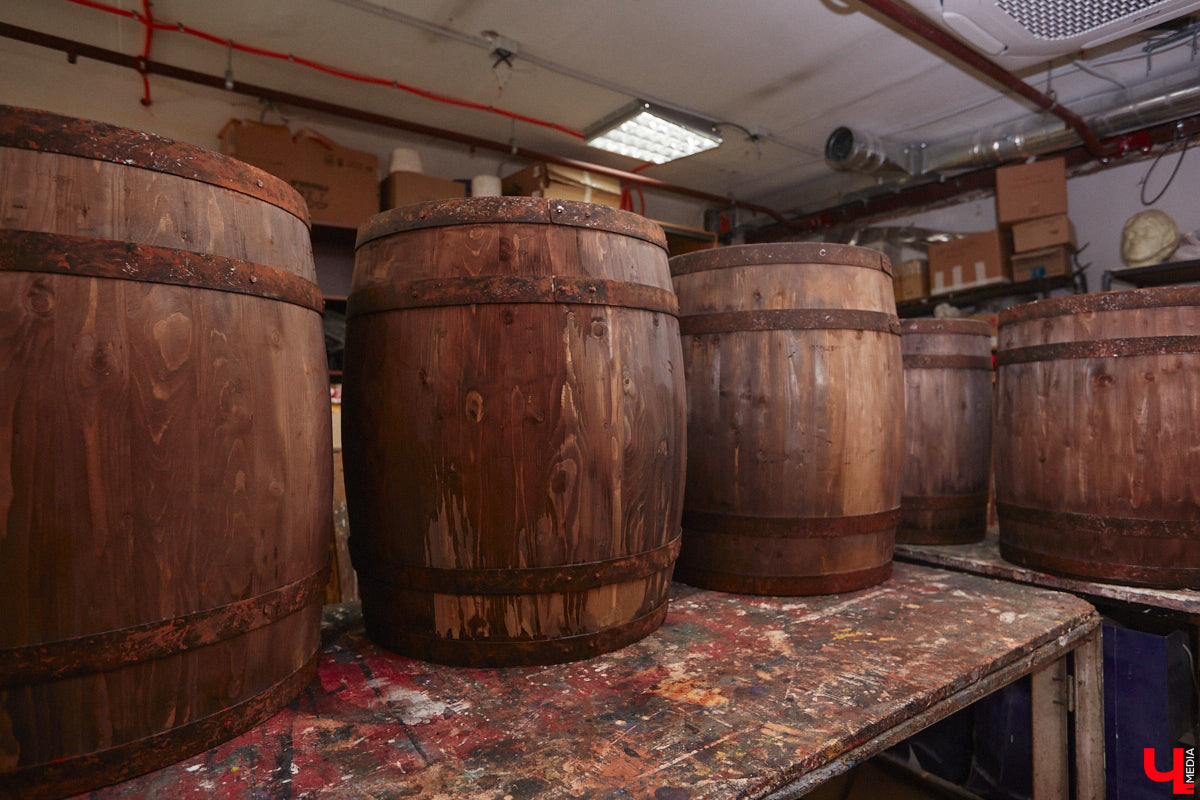 Театр — это обман, великая иллюзия. За то, чтобы заставить зрителя поверить в несуществующее, отвечают бутафоры-декораторы, мастера пошивочного цеха, работники столярной и слесарной мастерских. Они, к слову, продолжают работать в здании, в котором все еще идет масштабный ремонт. Заглянем в гости к создателям мистификаций?