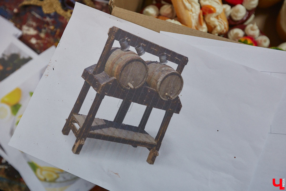 Театр — это обман, великая иллюзия. За то, чтобы заставить зрителя поверить в несуществующее, отвечают бутафоры-декораторы, мастера пошивочного цеха, работники столярной и слесарной мастерских. Они, к слову, продолжают работать в здании, в котором все еще идет масштабный ремонт. Заглянем в гости к создателям мистификаций?