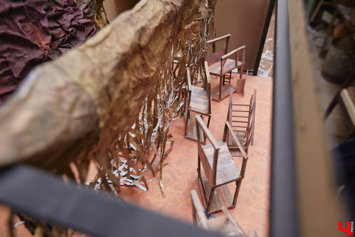 Театр — это обман, великая иллюзия. За то, чтобы заставить зрителя поверить в несуществующее, отвечают бутафоры-декораторы, мастера пошивочного цеха, работники столярной и слесарной мастерских. Они, к слову, продолжают работать в здании, в котором все еще идет масштабный ремонт. Заглянем в гости к создателям мистификаций?