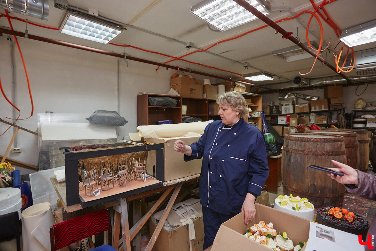 Театр — это обман, великая иллюзия. За то, чтобы заставить зрителя поверить в несуществующее, отвечают бутафоры-декораторы, мастера пошивочного цеха, работники столярной и слесарной мастерских. Они, к слову, продолжают работать в здании, в котором все еще идет масштабный ремонт. Заглянем в гости к создателям мистификаций?