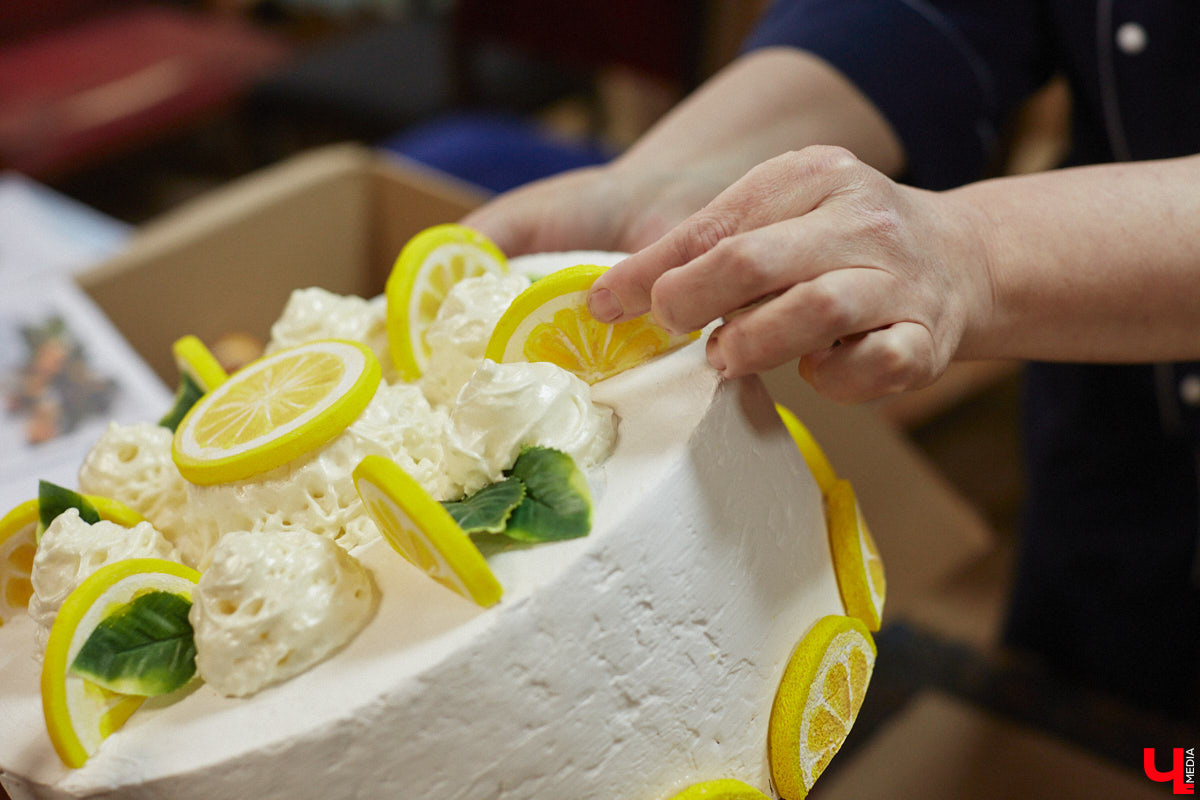 Театр — это обман, великая иллюзия. За то, чтобы заставить зрителя поверить в несуществующее, отвечают бутафоры-декораторы, мастера пошивочного цеха, работники столярной и слесарной мастерских. Они, к слову, продолжают работать в здании, в котором все еще идет масштабный ремонт. Заглянем в гости к создателям мистификаций?