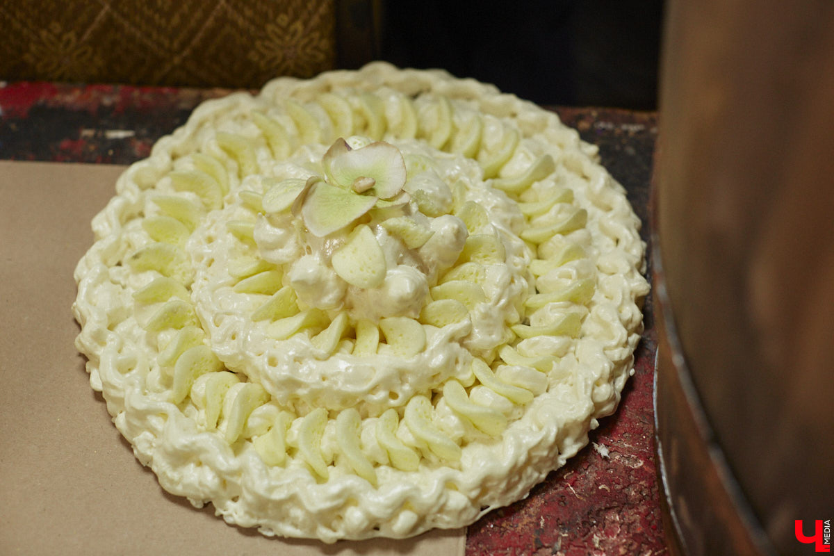 Театр — это обман, великая иллюзия. За то, чтобы заставить зрителя поверить в несуществующее, отвечают бутафоры-декораторы, мастера пошивочного цеха, работники столярной и слесарной мастерских. Они, к слову, продолжают работать в здании, в котором все еще идет масштабный ремонт. Заглянем в гости к создателям мистификаций?