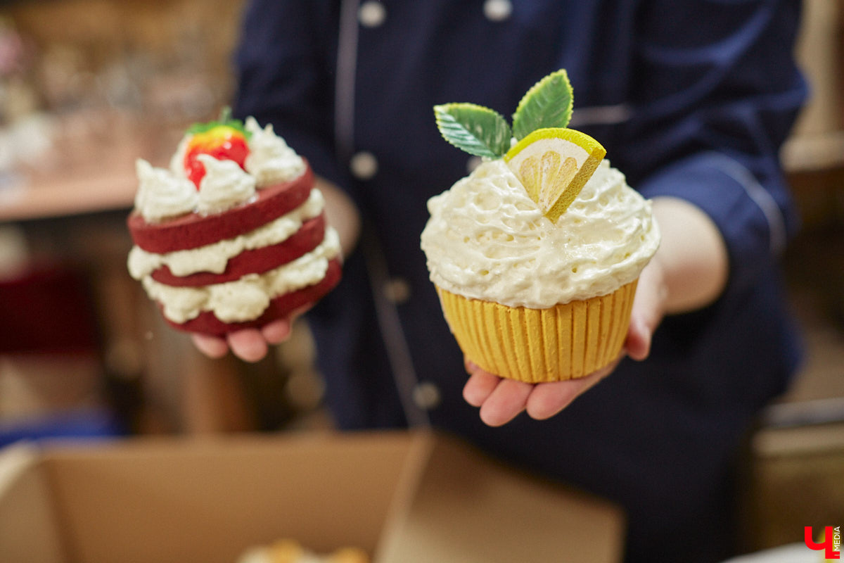 Театр — это обман, великая иллюзия. За то, чтобы заставить зрителя поверить в несуществующее, отвечают бутафоры-декораторы, мастера пошивочного цеха, работники столярной и слесарной мастерских. Они, к слову, продолжают работать в здании, в котором все еще идет масштабный ремонт. Заглянем в гости к создателям мистификаций?