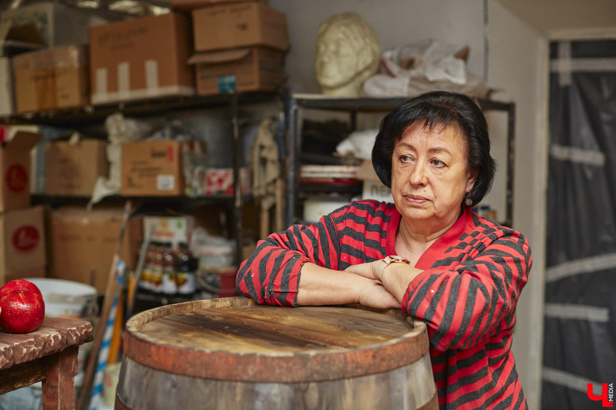 Театр — это обман, великая иллюзия. За то, чтобы заставить зрителя поверить в несуществующее, отвечают бутафоры-декораторы, мастера пошивочного цеха, работники столярной и слесарной мастерских. Они, к слову, продолжают работать в здании, в котором все еще идет масштабный ремонт. Заглянем в гости к создателям мистификаций?