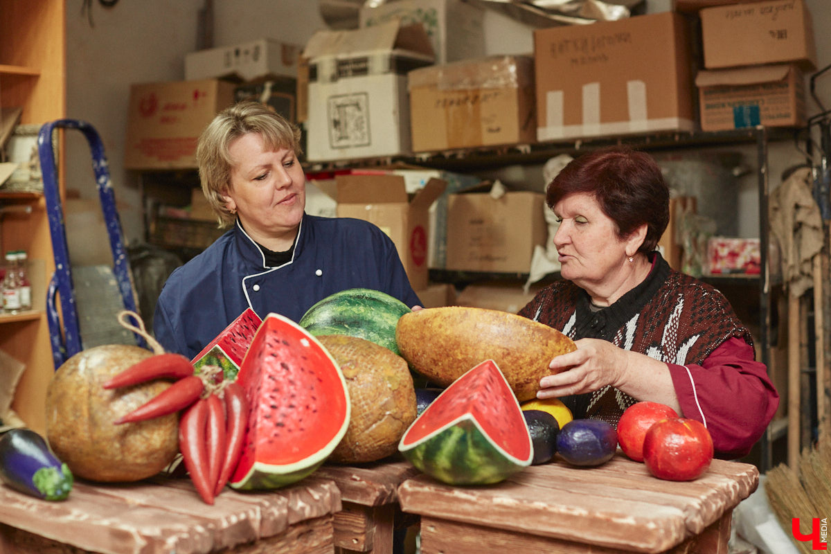 Театр — это обман, великая иллюзия. За то, чтобы заставить зрителя поверить в несуществующее, отвечают бутафоры-декораторы, мастера пошивочного цеха, работники столярной и слесарной мастерских. Они, к слову, продолжают работать в здании, в котором все еще идет масштабный ремонт. Заглянем в гости к создателям мистификаций?