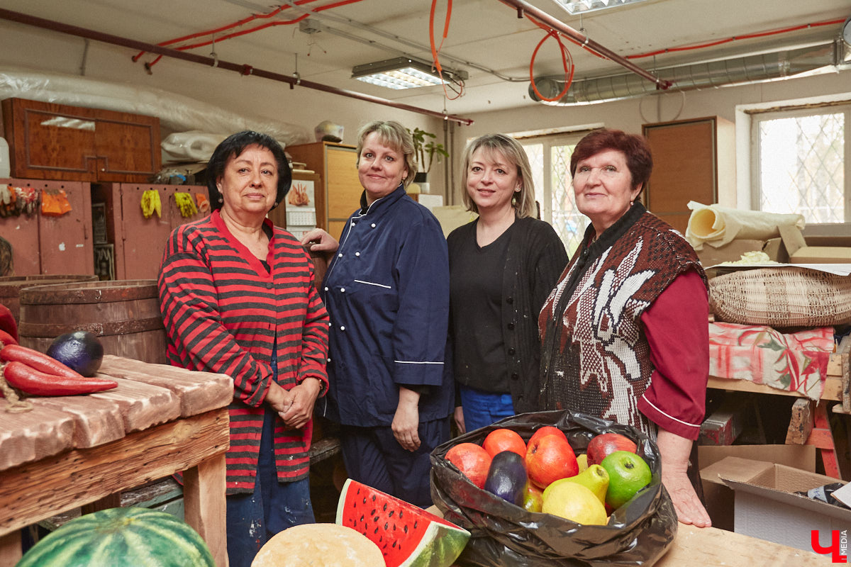 Театр — это обман, великая иллюзия. За то, чтобы заставить зрителя поверить в несуществующее, отвечают бутафоры-декораторы, мастера пошивочного цеха, работники столярной и слесарной мастерских. Они, к слову, продолжают работать в здании, в котором все еще идет масштабный ремонт. Заглянем в гости к создателям мистификаций?