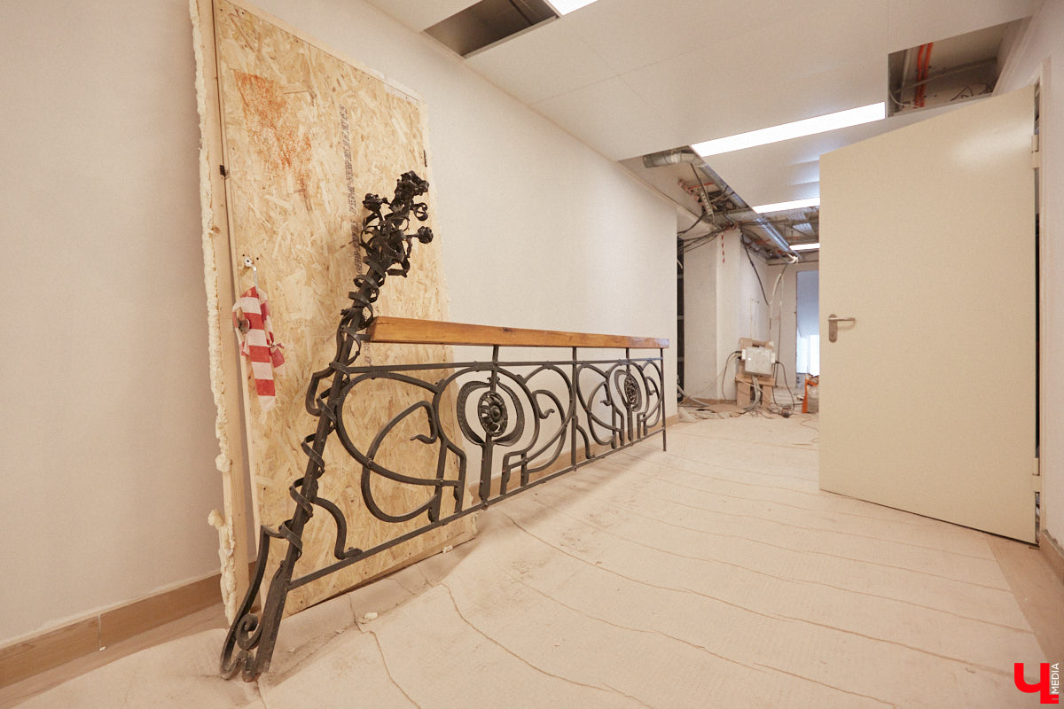 Театр — это обман, великая иллюзия. За то, чтобы заставить зрителя поверить в несуществующее, отвечают бутафоры-декораторы, мастера пошивочного цеха, работники столярной и слесарной мастерских. Они, к слову, продолжают работать в здании, в котором все еще идет масштабный ремонт. Заглянем в гости к создателям мистификаций?