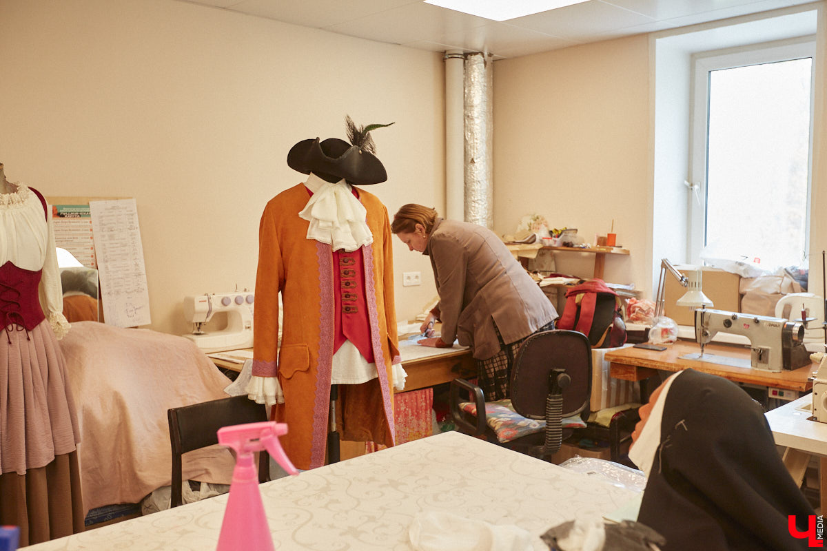 Театр — это обман, великая иллюзия. За то, чтобы заставить зрителя поверить в несуществующее, отвечают бутафоры-декораторы, мастера пошивочного цеха, работники столярной и слесарной мастерских. Они, к слову, продолжают работать в здании, в котором все еще идет масштабный ремонт. Заглянем в гости к создателям мистификаций?