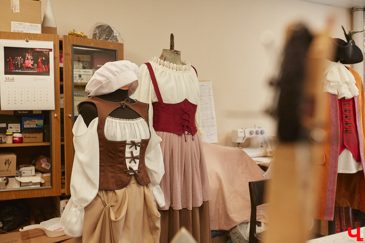 Театр — это обман, великая иллюзия. За то, чтобы заставить зрителя поверить в несуществующее, отвечают бутафоры-декораторы, мастера пошивочного цеха, работники столярной и слесарной мастерских. Они, к слову, продолжают работать в здании, в котором все еще идет масштабный ремонт. Заглянем в гости к создателям мистификаций?