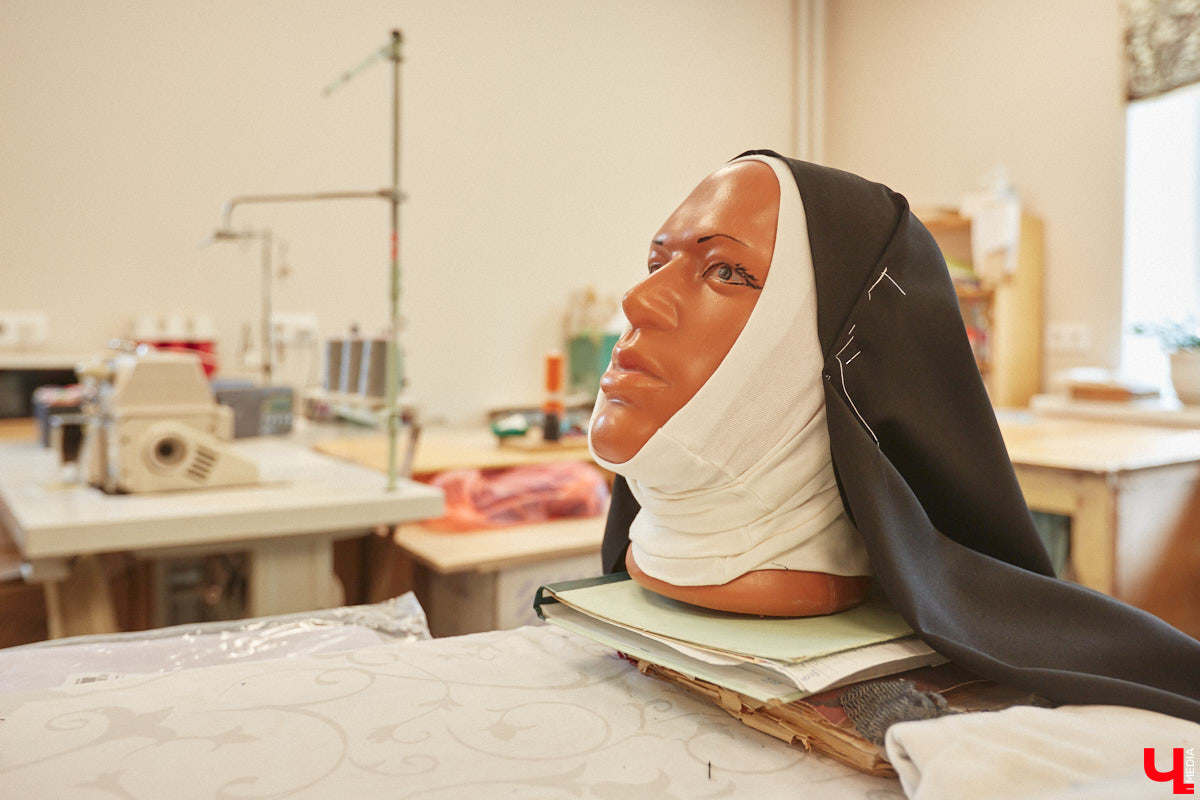 Театр — это обман, великая иллюзия. За то, чтобы заставить зрителя поверить в несуществующее, отвечают бутафоры-декораторы, мастера пошивочного цеха, работники столярной и слесарной мастерских. Они, к слову, продолжают работать в здании, в котором все еще идет масштабный ремонт. Заглянем в гости к создателям мистификаций?