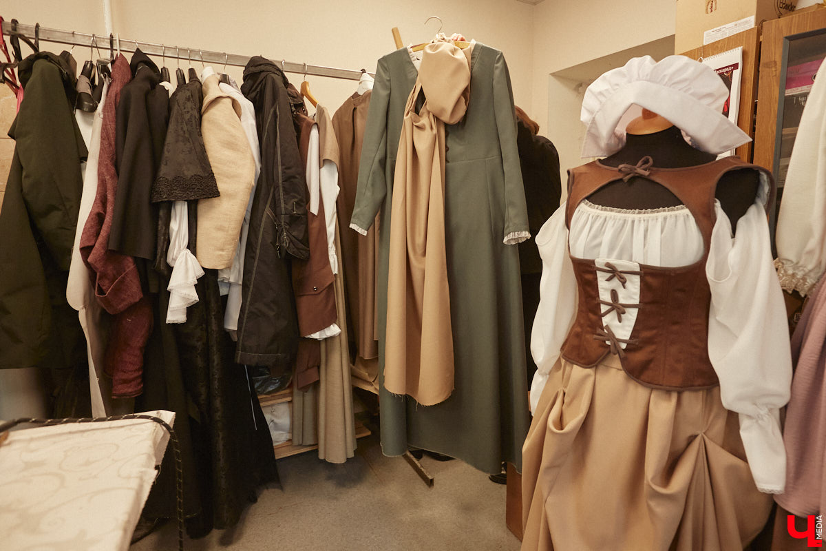 Театр — это обман, великая иллюзия. За то, чтобы заставить зрителя поверить в несуществующее, отвечают бутафоры-декораторы, мастера пошивочного цеха, работники столярной и слесарной мастерских. Они, к слову, продолжают работать в здании, в котором все еще идет масштабный ремонт. Заглянем в гости к создателям мистификаций?