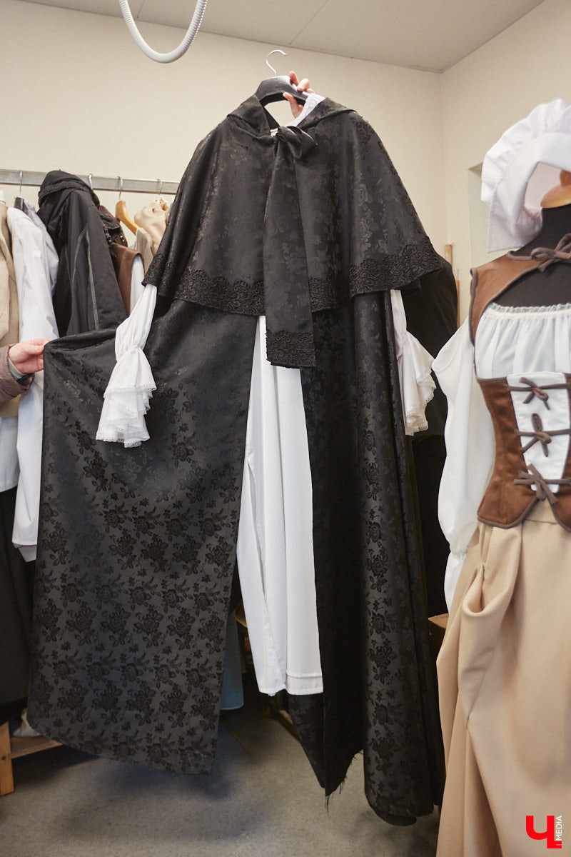 Театр — это обман, великая иллюзия. За то, чтобы заставить зрителя поверить в несуществующее, отвечают бутафоры-декораторы, мастера пошивочного цеха, работники столярной и слесарной мастерских. Они, к слову, продолжают работать в здании, в котором все еще идет масштабный ремонт. Заглянем в гости к создателям мистификаций?