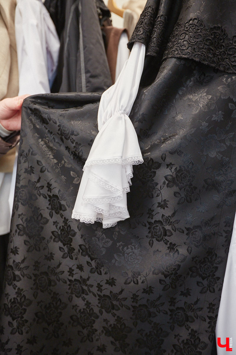 Театр — это обман, великая иллюзия. За то, чтобы заставить зрителя поверить в несуществующее, отвечают бутафоры-декораторы, мастера пошивочного цеха, работники столярной и слесарной мастерских. Они, к слову, продолжают работать в здании, в котором все еще идет масштабный ремонт. Заглянем в гости к создателям мистификаций?