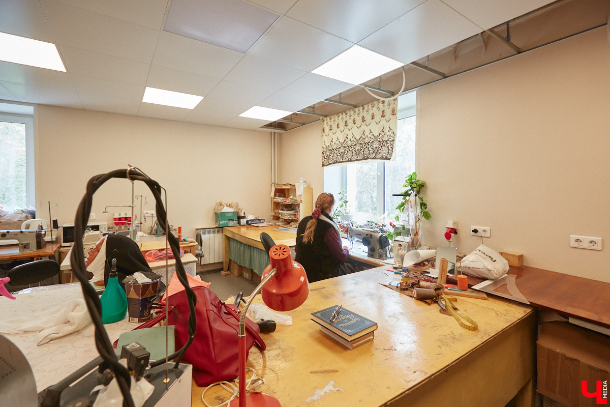 Театр — это обман, великая иллюзия. За то, чтобы заставить зрителя поверить в несуществующее, отвечают бутафоры-декораторы, мастера пошивочного цеха, работники столярной и слесарной мастерских. Они, к слову, продолжают работать в здании, в котором все еще идет масштабный ремонт. Заглянем в гости к создателям мистификаций?