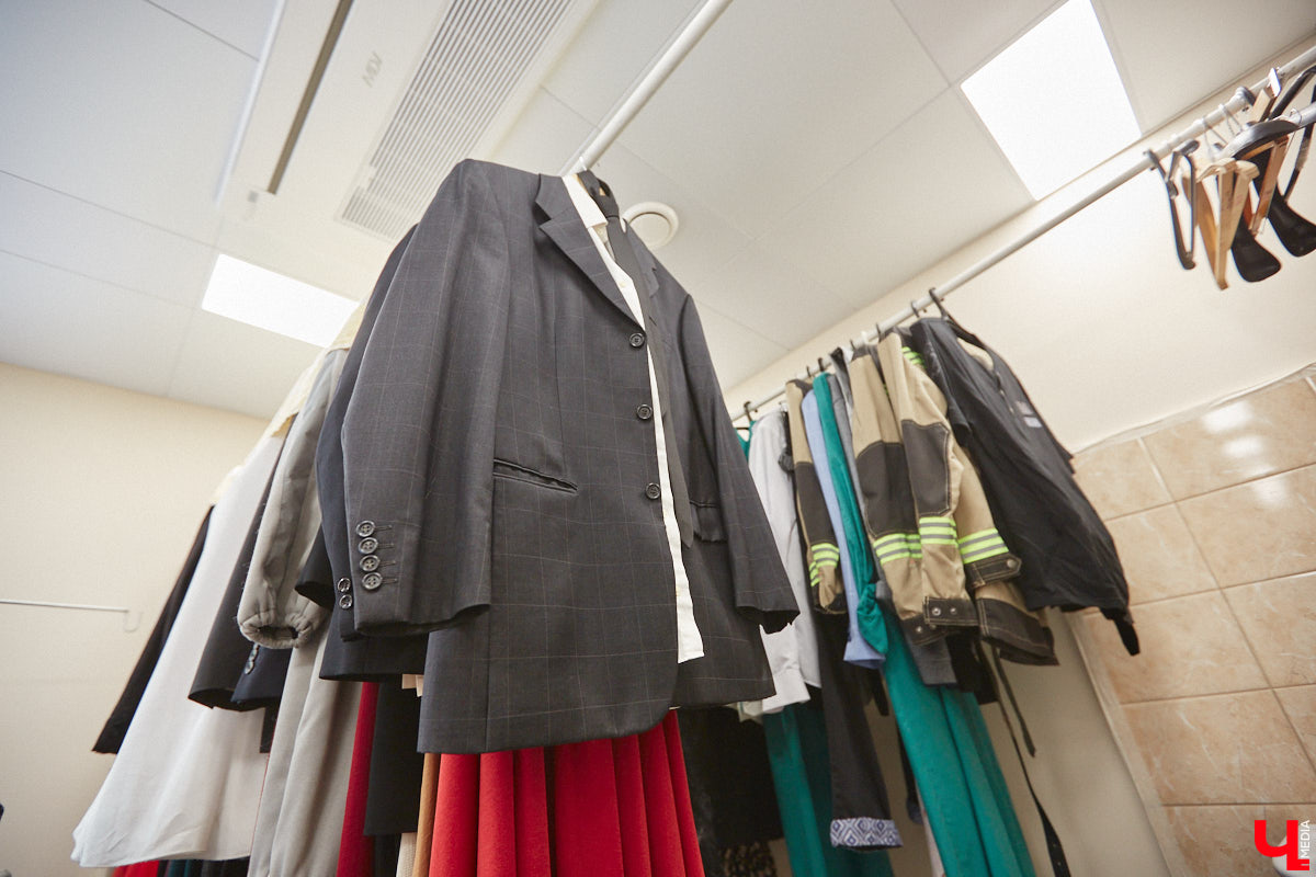 Театр — это обман, великая иллюзия. За то, чтобы заставить зрителя поверить в несуществующее, отвечают бутафоры-декораторы, мастера пошивочного цеха, работники столярной и слесарной мастерских. Они, к слову, продолжают работать в здании, в котором все еще идет масштабный ремонт. Заглянем в гости к создателям мистификаций?