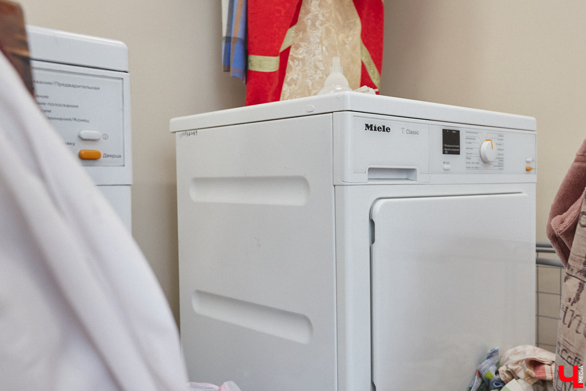 Театр — это обман, великая иллюзия. За то, чтобы заставить зрителя поверить в несуществующее, отвечают бутафоры-декораторы, мастера пошивочного цеха, работники столярной и слесарной мастерских. Они, к слову, продолжают работать в здании, в котором все еще идет масштабный ремонт. Заглянем в гости к создателям мистификаций?