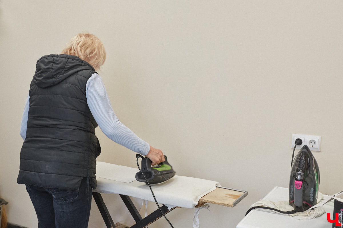 Театр — это обман, великая иллюзия. За то, чтобы заставить зрителя поверить в несуществующее, отвечают бутафоры-декораторы, мастера пошивочного цеха, работники столярной и слесарной мастерских. Они, к слову, продолжают работать в здании, в котором все еще идет масштабный ремонт. Заглянем в гости к создателям мистификаций?