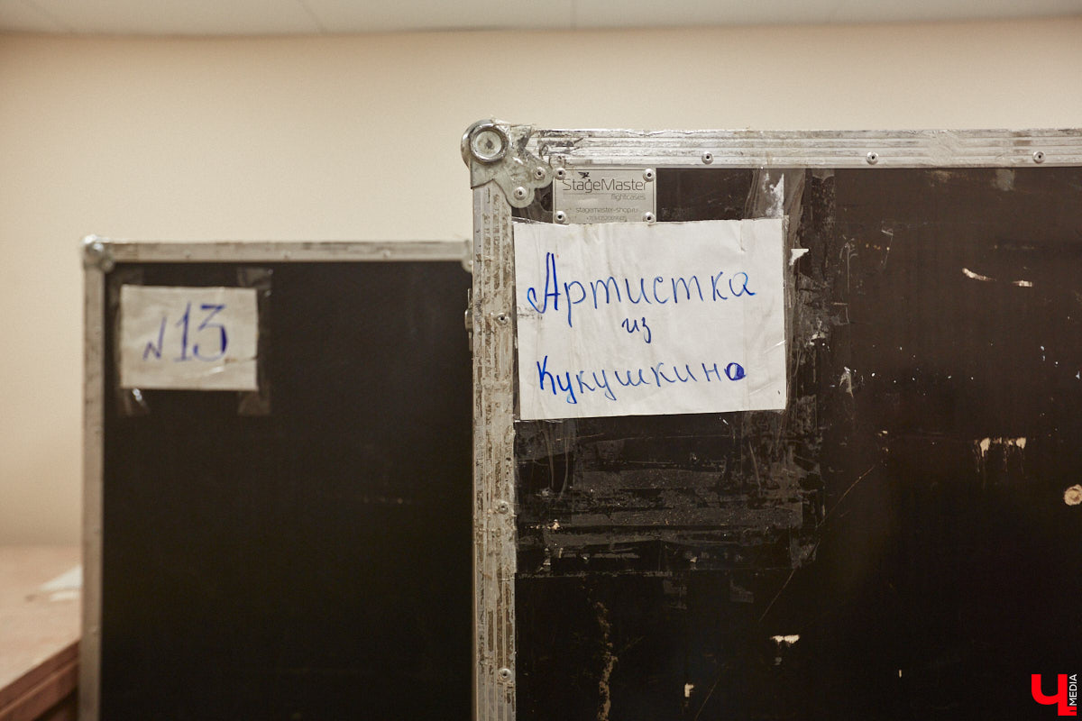 Театр — это обман, великая иллюзия. За то, чтобы заставить зрителя поверить в несуществующее, отвечают бутафоры-декораторы, мастера пошивочного цеха, работники столярной и слесарной мастерских. Они, к слову, продолжают работать в здании, в котором все еще идет масштабный ремонт. Заглянем в гости к создателям мистификаций?