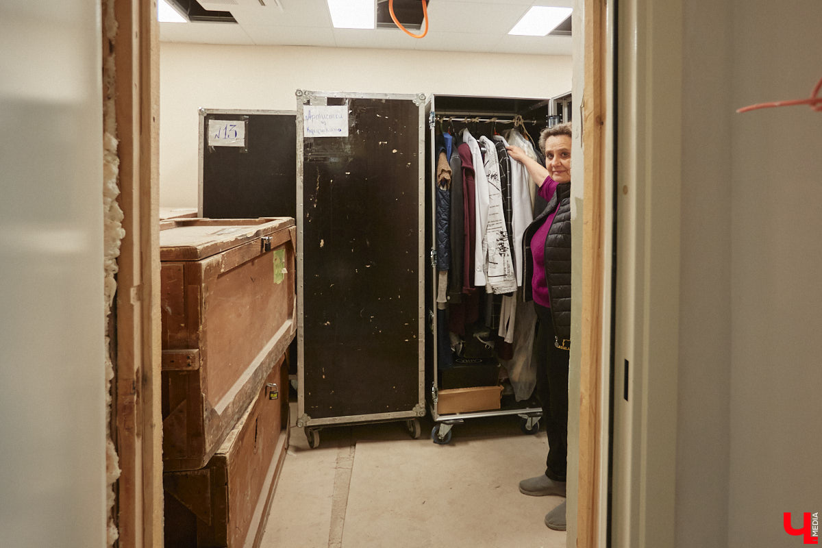 Театр — это обман, великая иллюзия. За то, чтобы заставить зрителя поверить в несуществующее, отвечают бутафоры-декораторы, мастера пошивочного цеха, работники столярной и слесарной мастерских. Они, к слову, продолжают работать в здании, в котором все еще идет масштабный ремонт. Заглянем в гости к создателям мистификаций?