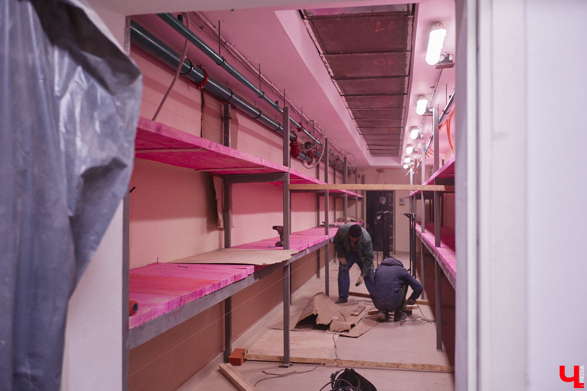 Театр — это обман, великая иллюзия. За то, чтобы заставить зрителя поверить в несуществующее, отвечают бутафоры-декораторы, мастера пошивочного цеха, работники столярной и слесарной мастерских. Они, к слову, продолжают работать в здании, в котором все еще идет масштабный ремонт. Заглянем в гости к создателям мистификаций?